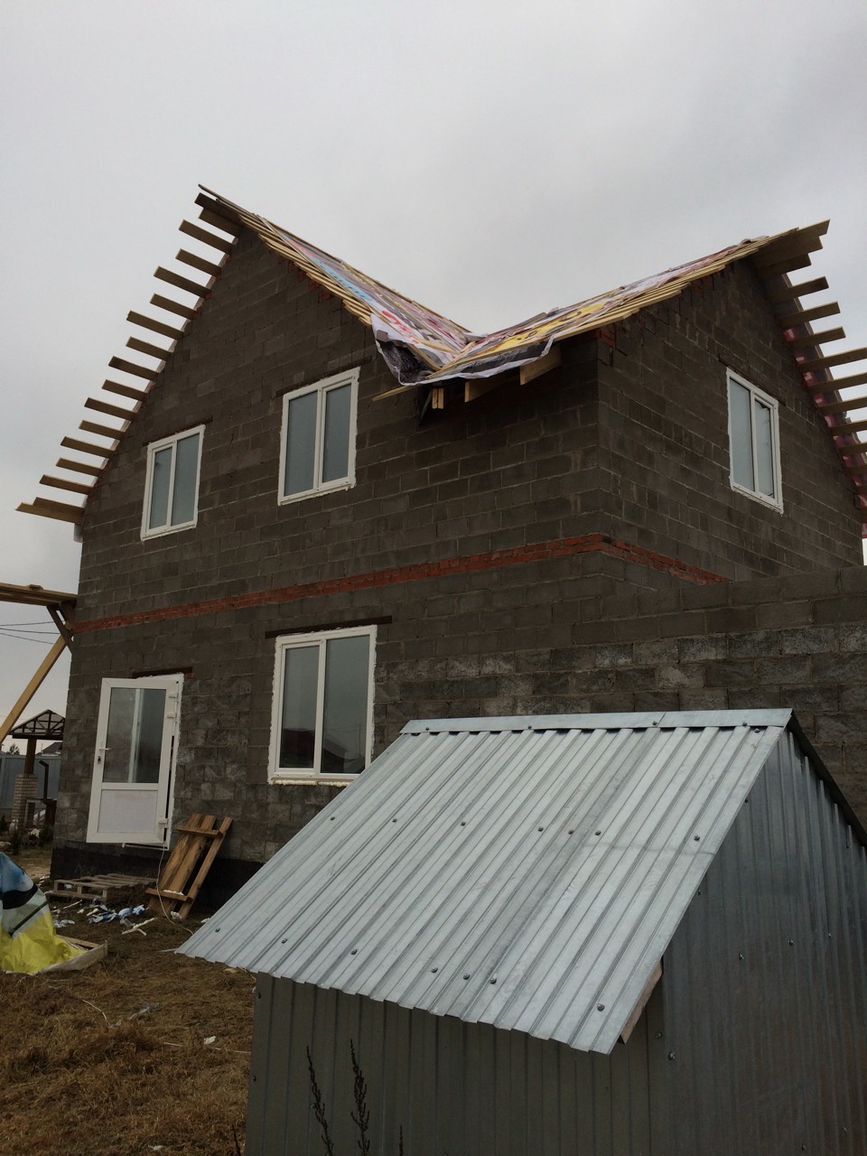 Арочное остекление двухэтажного загородного дома из керамзитоблока